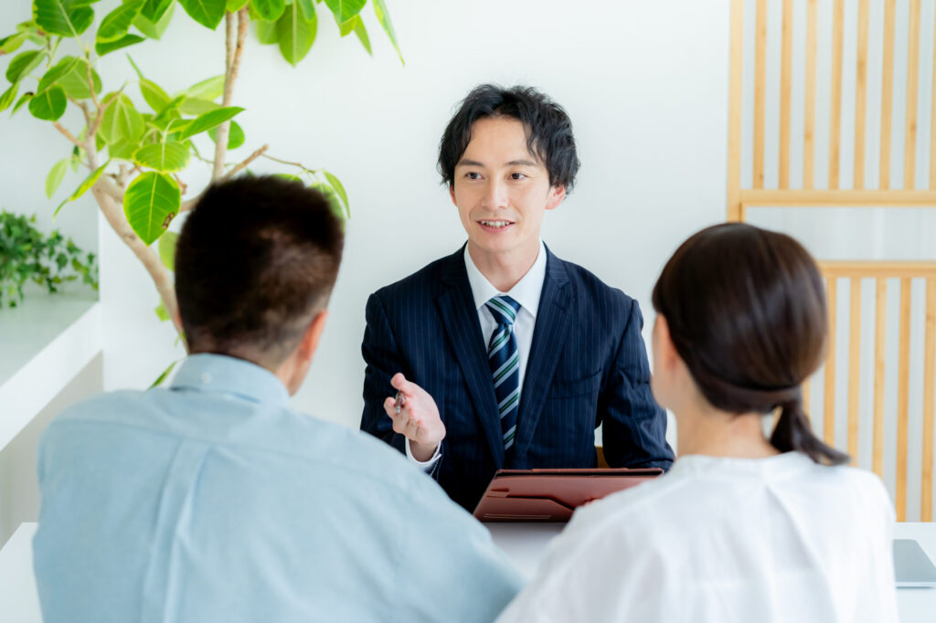 お客様と話す営業担当者（イメージ写真）